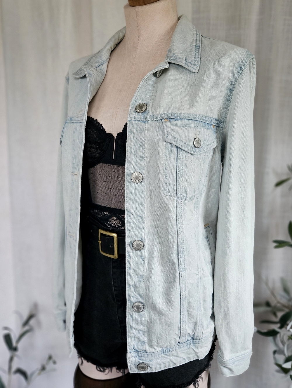 American Eagle Light Wash Medium Weight Denim Jean Jacket
